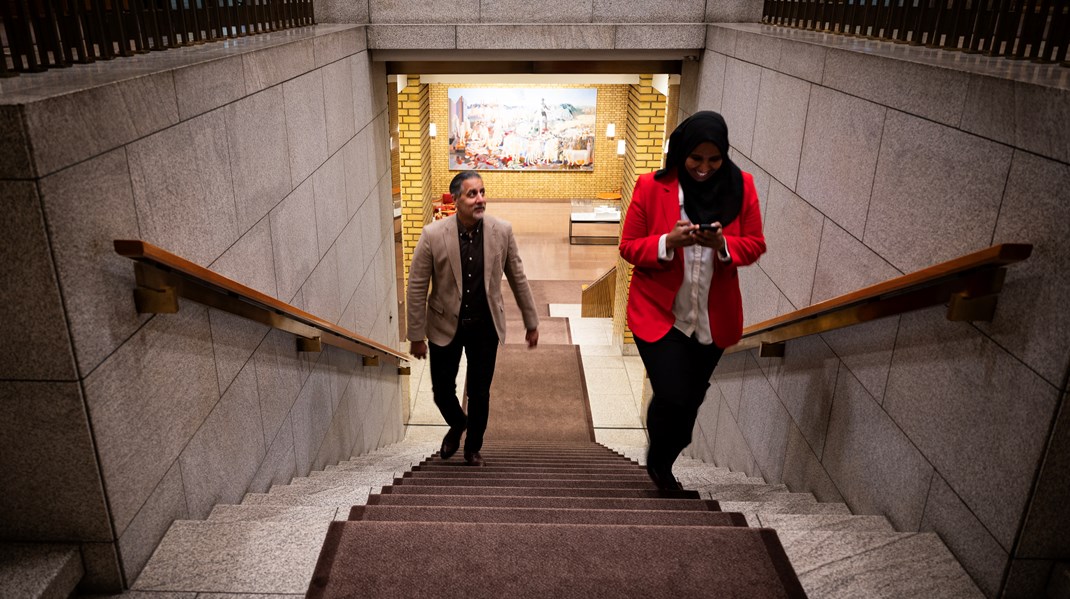 Abid Raja (V) og Marian Hussein (SV) på vei til votering.