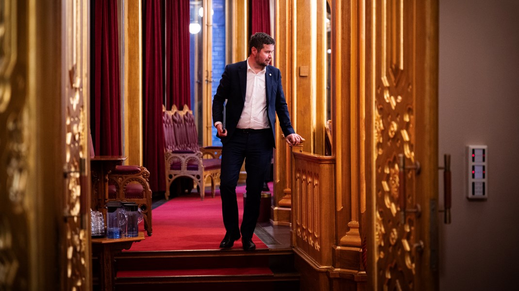 Pollestad mener at man skal ha på slips på talerstolen, men at det ikke er nødvendig under votering. I tillegg kan man låne slips fra gode stortingskollegaer dersom man glemmer det.