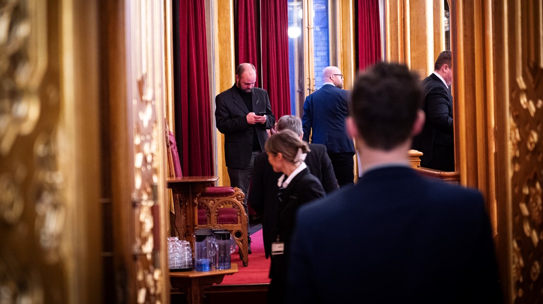 Rødts Mímir Kristjánsson gikk for turtleneck og blazer denne dagen.