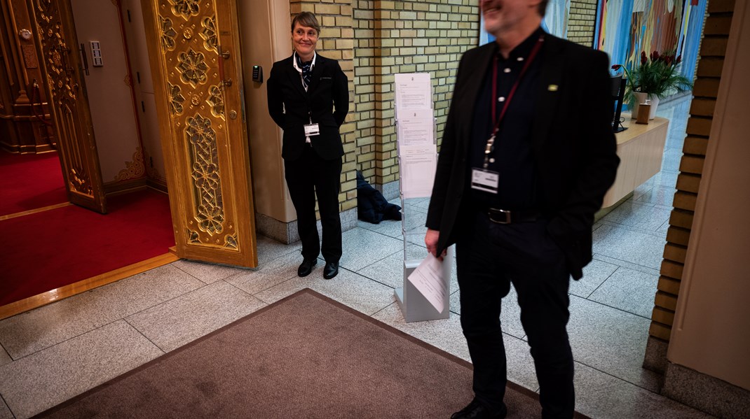 Et ikke uvanlig syn på Stortinget: Ytterjakke liggende utenfor stortingssalen. Det er nemlig ikke lov med ytterjakke inne i salen.