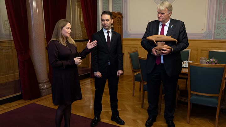 Linda Monsen Merkesdal sammen med Arbeiderpartiets leder for energi- og miljøkomiteen Mani Hussaini og Ove Trellevik.