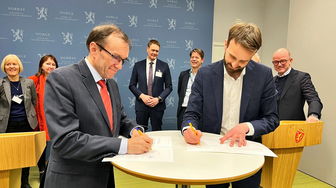 Klima- og miljøminister Espen Barth Eide og næringsminister Jan Christian Vestre signerte intensjonsavtalen mandag.