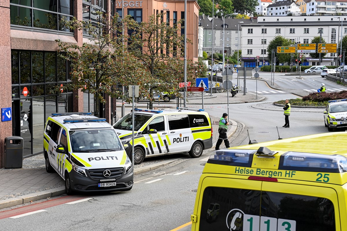 Ved Nav Årstad blir en ansatt drept, og en annen alvorlig skadet i et knivangrep. Det åpner en debatt om sikkerheten for de som jobber i Nav.