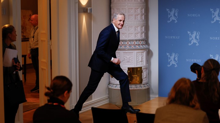 Smilende ved ankomst. Men Støres budskap søndag var alvorlig.&nbsp;