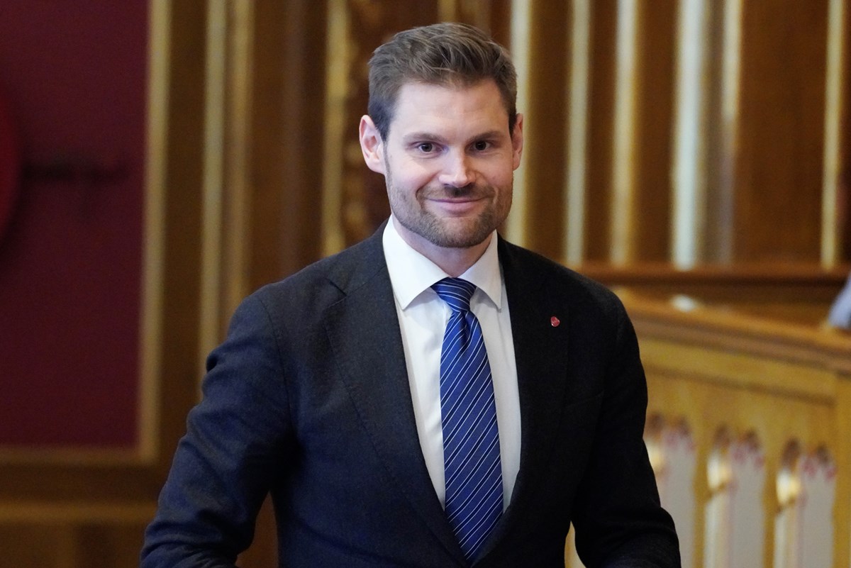 Landbruks- og matminister Nils Kristen Sandtrøen (Ap) måtte nok en gang komme til Stortinget for å forsvare innføringen av EU-forordningen som rammer rundt halvparten av norsk løkproduksjon.