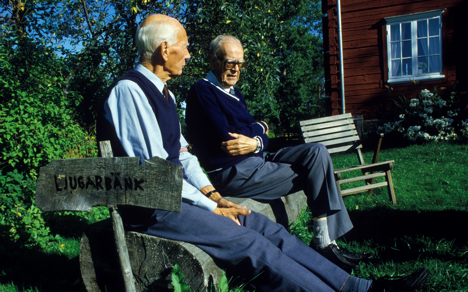 Tidligere statsminister i Sverige, Tage Erlander (83), og tidligere statsminister i Norge, Einar Gerhardsen (87) sammen på en sommerdag i Värmland i 1984.