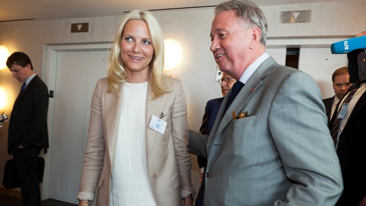 Kronprinsesse Mette-Marit og Terje Rød-Larsens nære relasjon med Jeffrey Epstein har rystet Norge de siste dagene. Her fra et felles treff i New York i 2011 på UNAIDS konferanse i International Peace Institue Policy Forum.