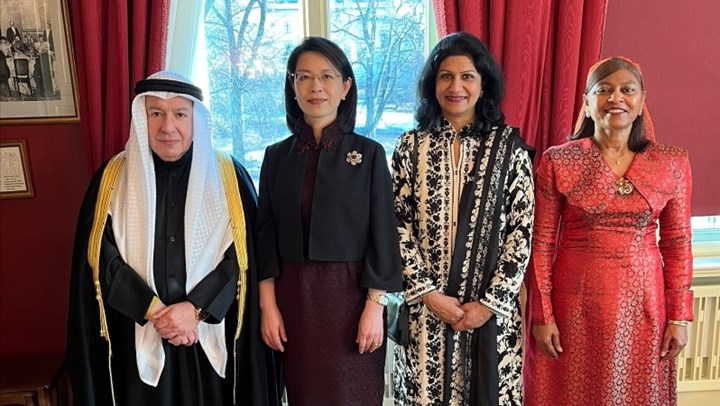 F.v. Kuwaits ambassadør, H.E. herr Alrifai; Kinas ambassadør, H.E. fr. Hou; Pakistans ambassadør, H.E. fr. Qazi og Maldivenes ambassadør, H.E. fr. Shaan