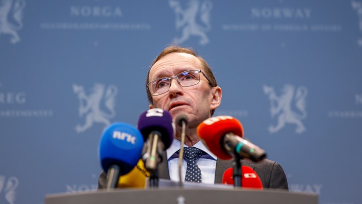Utenriksminister Espen Barth Eide møtte søndag kveld pressen for å fortelle om ambassadør-avgangen.