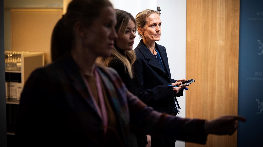 Utenriksministeren fikk bistand fra flere kollegaer, blant andre kommunikasjonssjef Tuva Raanes Bogsnes, politisk rådgiver Milla Skaug Ødegaard og kommunikasjonsrådgiver Ane Haavardsdatter Lunde.