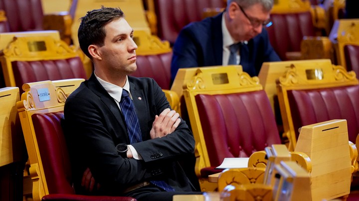Stortinget overkjører regjeringen i haugevis av saker om dagen. Men klimaministeren mener han har et&nbsp;«godt samarbeid» med opposisjonen.
