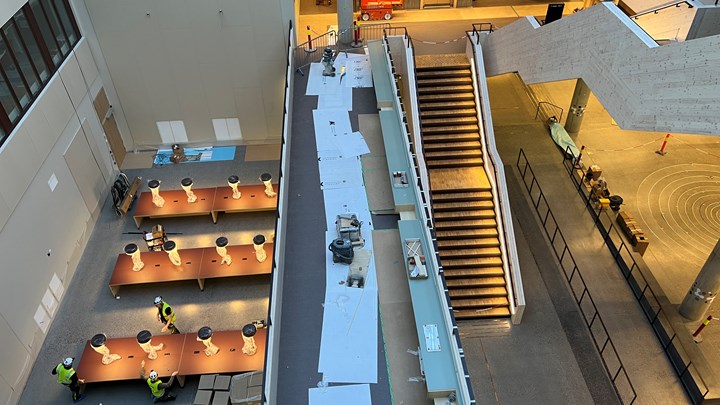 Store, luftige arealer preger det nye Livsvitenskapsbygget som snart står klart. Her gjøres siste finpuss på noen av leseplassene i første etasje.