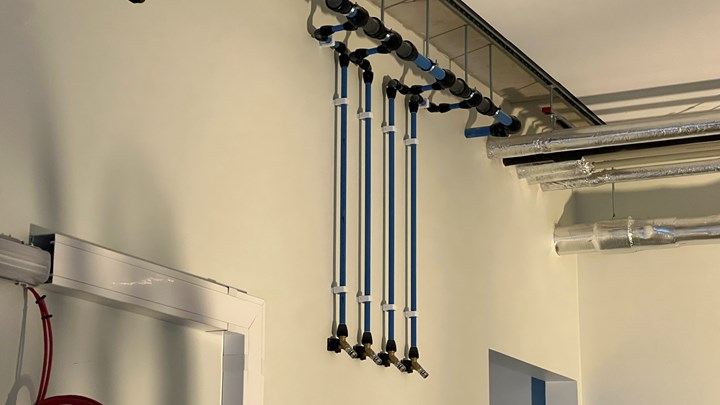 Gjennom de tynne blå rørene på veggen kommer det til å transporteres prøver og materiale mellom laboratoriet i det nye Livsvitenskapsbygget, og Rikshospitalet.&nbsp;