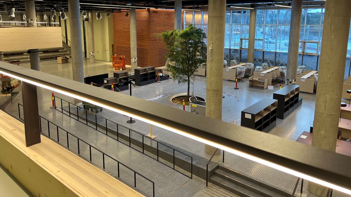 I den romslige foajeen i det nye Livsvitenskapsbygget låner arkitektene fra kvaliteter og materialer kjent fra universitetsbyggene på Blindern.