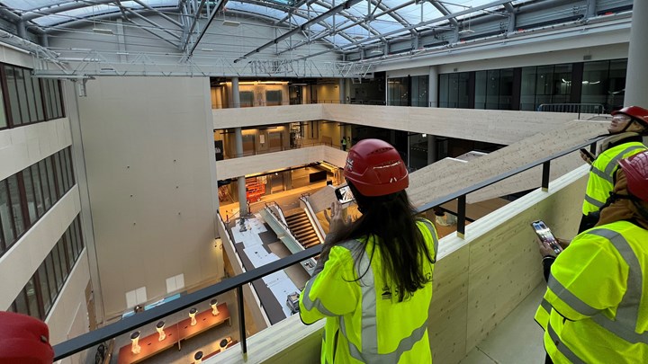Det nye bygget imponerer dagens gjester på befaring.&nbsp;