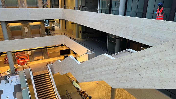 En ruvende trapp dominerer blikkfanget i hjertet av det nye Livsvitenskapsbygget.