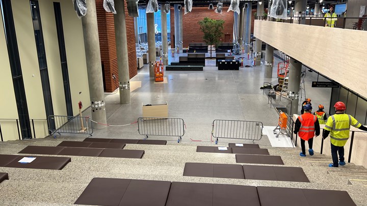 Det nye Livsvitenskapsbygget er rigget for behovene til en moderne forskningsinstitusjon i 2026. I hallen som forbinder første etasje, er det rigget for å kunne holde både forelesning og konserter.