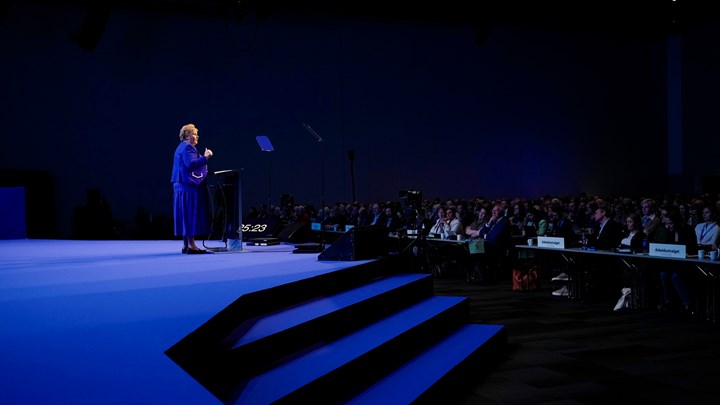 Solberg holdt sin siste tale foran en fullstappet sal på Gardermoen.