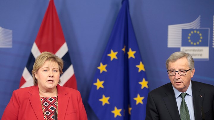Erna Solberg under en pressekonferanse med daværende kommisjonspresident Jean-Claude Juncker i 2015, fra da hun selv var statsminister.