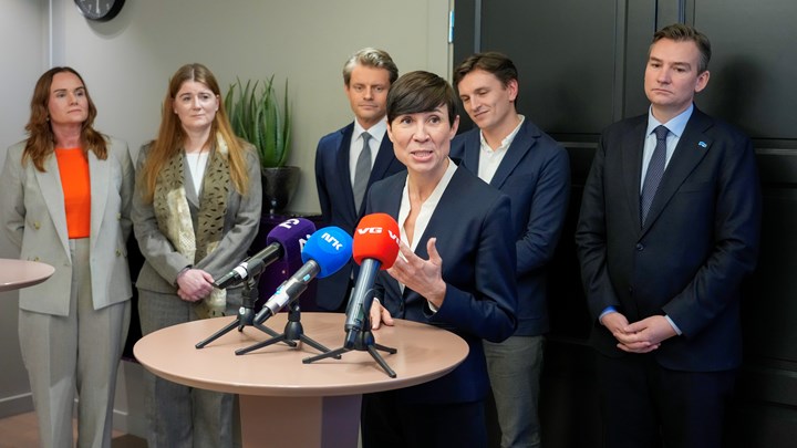 Hele den innstilte ledelsen til Høyre ble valgt lørdag. Bak Ine Eriksen Søreide ser du: Margret Hagerup (f.v), Grete Ellingsen, Peter Frølich, Ola Svenneby og Henrik Asheim.