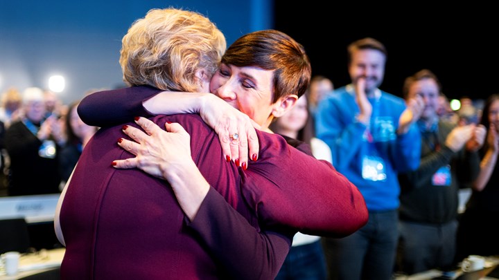 Erna Solberg har takket for seg, og fikk en stor klem i avskjedsgave fra Høyres nye leder.