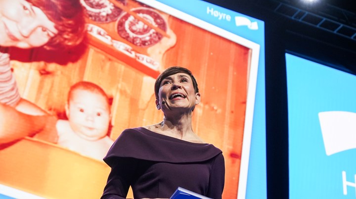 En rørt Ine Marie Søreide åpnet sin første ledertale med å fortelle om sin mor og far som begge døde tidlig. «Jeg tror de ville vært stolte», sa Søreide, og felte noen rørte tårer.&nbsp;