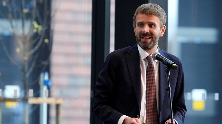 Jan Christian Vestre (Ap) er helse- og omsorgsminister. Et av hovedmålene i hans tid har vært å få ned ventetidene i sykehusene.
