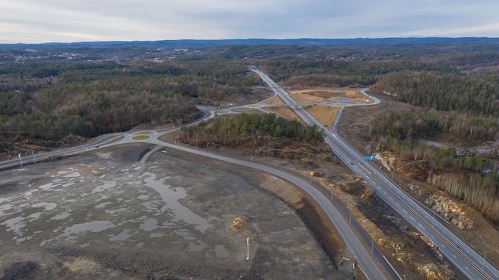 «Riksveiinvesteringer» er blant de største enkeltpostene på investeringssiden i statsbudsjettet. Bildet viser Longumkrysset langs E18 i Arendal.