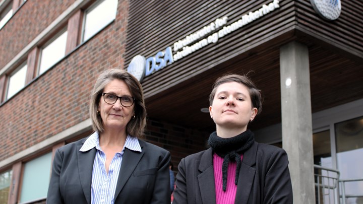 Assisterende direktør Kristin Frogg (t.v.) og avdelingsdirektør Ingeborg Mork-Knutsen i DSA peker på IFE som hovedårsaken til at det går tregt med å rydde opp i det norske atomavfallet.