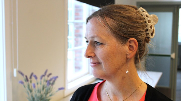 Elisabeth Strålberg forteller at IFE er vant til lang saksbehandlingstid, men at det blir veldig krevende å drifte et atomanlegg sikkert når det tar flere år før man får svar på søknadene sine.