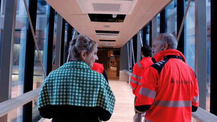 Regjeringskvartalet er bundet sammen av gangbruer i andreetasje. Digitaliserings- og forvaltningsminister Karianne Tung og administrerende direktør i Statsbygg&nbsp;Øystein Børmer leder an.