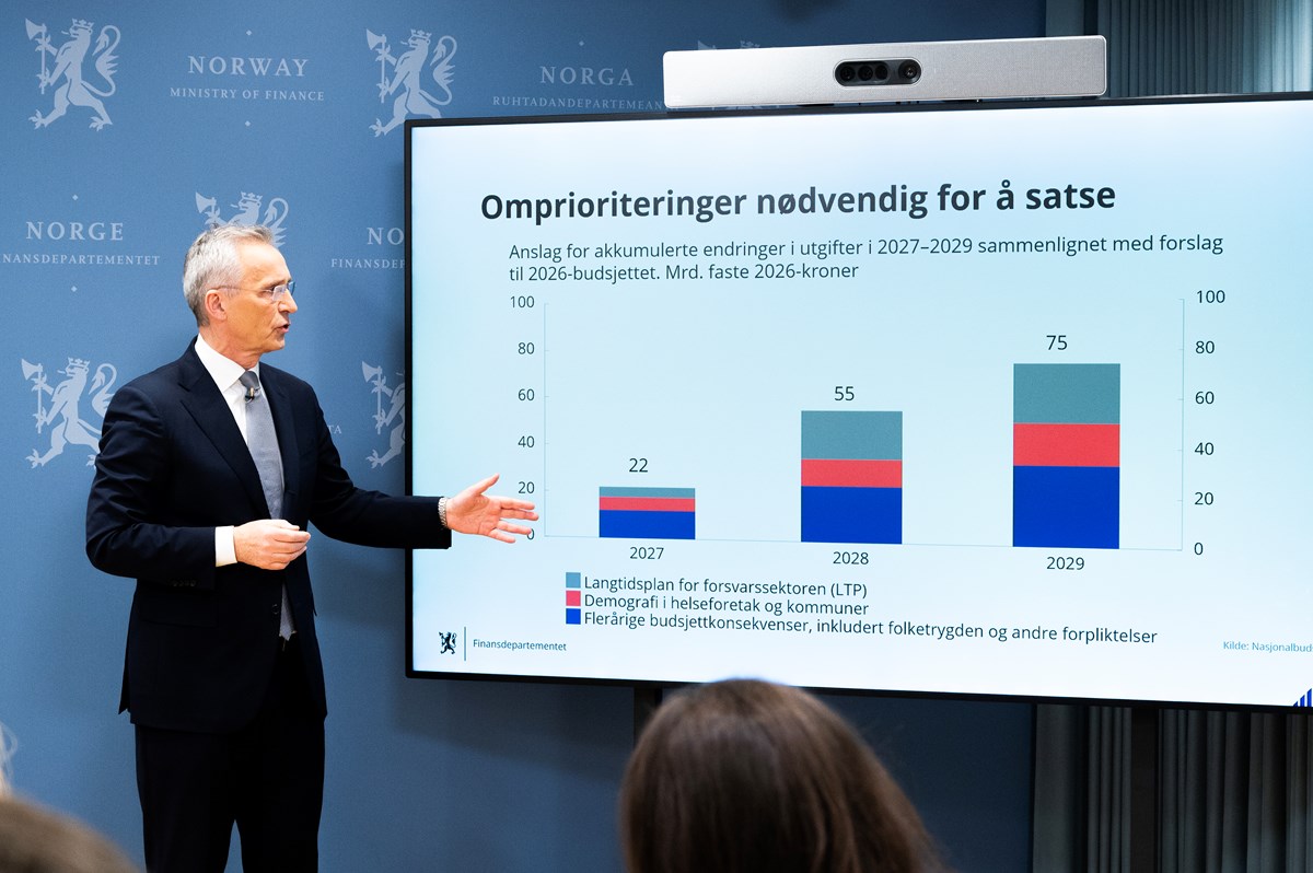 Mye av pengene som skal brukes i de neste tre statsbudsjettene er allerede låst fast i forsvarsutgifter, økte utgifter til flere eldre i kommune- og sykehussektoren, til allerede vedtatte byggeprosjekt og til økte utgifter i folketrygden, forklarer Stoltenberg.&nbsp;