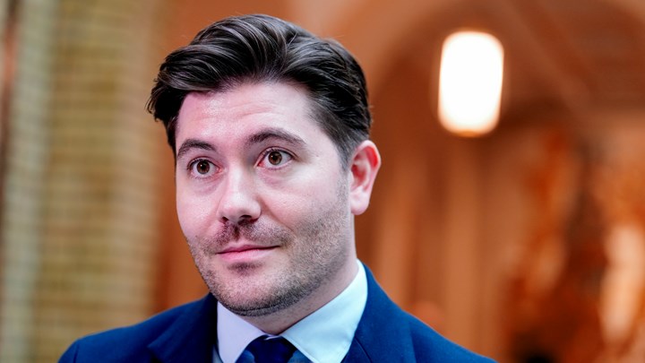 Grunde Almeland (V) mener regjeringen må inkludere en plan for opprydding i revidert nasjonalbudsjett 2026.