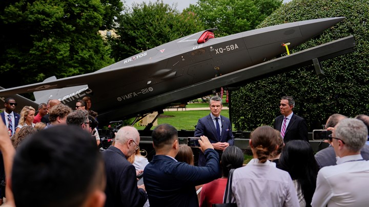 USAs krigsminister Pete Hegseth og vise-krigsminister Emil Michael viser
 frem amerikanske autonome våpen på plenen&nbsp;foran Pentagon.