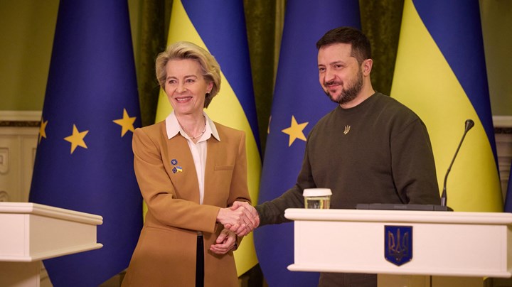 EU-kommisjonens president, Ursula von der Leyen og Ukrainas president Volodymyr Zelenskyj, holdt en felles pressekonferanse i Kyiv torsdag. 