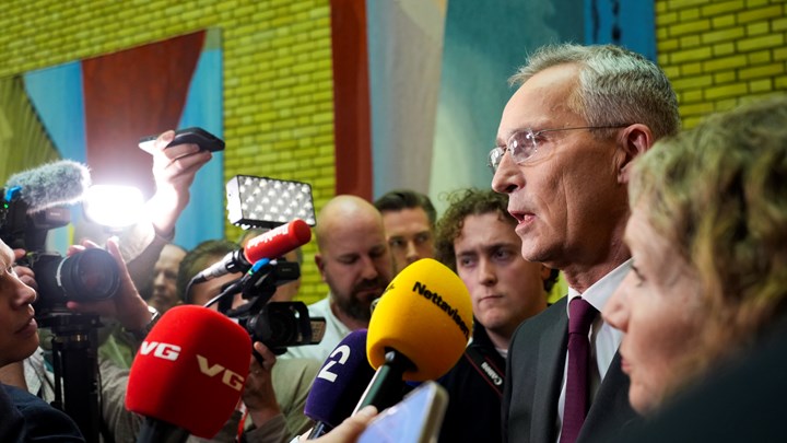 Finansministeren møtte en flokk med pressefolk etter voteringen torsdag kveld.