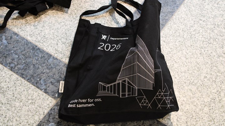 Gode hver for oss. Best sammen,&nbsp;står det på handlenettene UDs ansatte får av DSS.