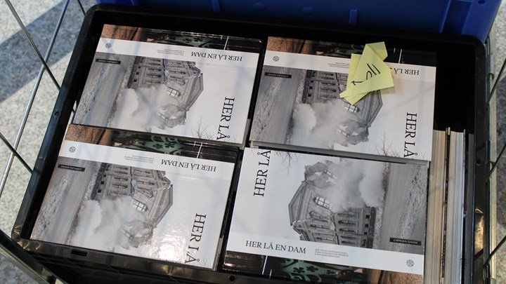 Boken Her lå en dam&nbsp;gis&nbsp;ut i samarbeid med KORO, og gis i gave til alle ansatte i det nye Regjeringskvartalet.Boken forteller om området rundt regjeringskvartalets&nbsp;utvikling, fra vannkilde og boligstrøk til politisk sentrum og 22. juli 2011.