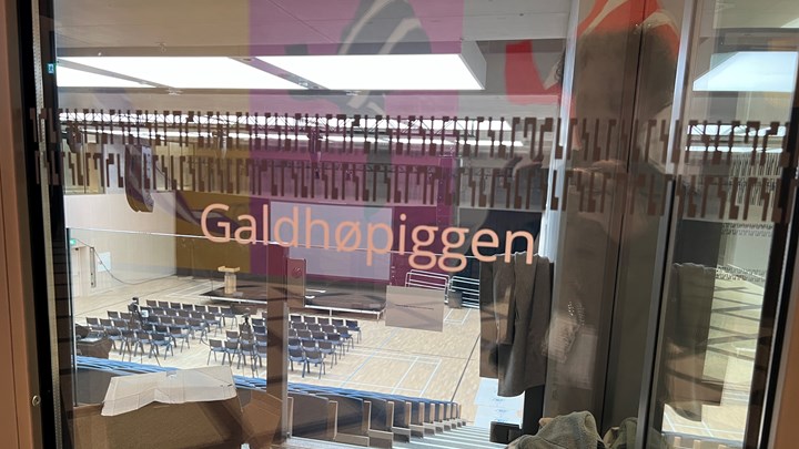 Flerbrukshallen har fått navnet Galdhøpiggen. Rommene i D-blokka har nemlig&nbsp;temaet Høyeste, største og lengste. Treningsrommet, som også er i underetasjen vil hete Stølsheimen.&nbsp;