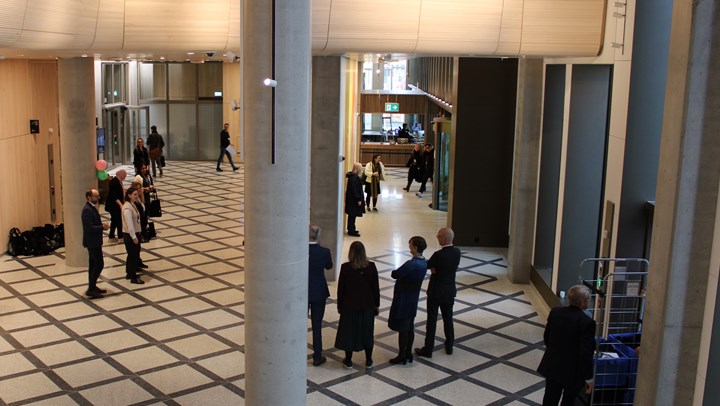 De ansatte ble tatt imot&nbsp;puljevis av Utenriksråden og administrativ ledelse, mellom puljene fikk vi tid til en kort prat med Utenriksråden.