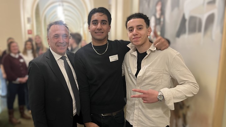 Forsvarsminister
Tore O. Sandvik sammen med elevene Bhavsagar Singh og Ahmad Jabarin fra Gjøklep
ungdomsskole etter spørretimen på Stortinget.&nbsp;