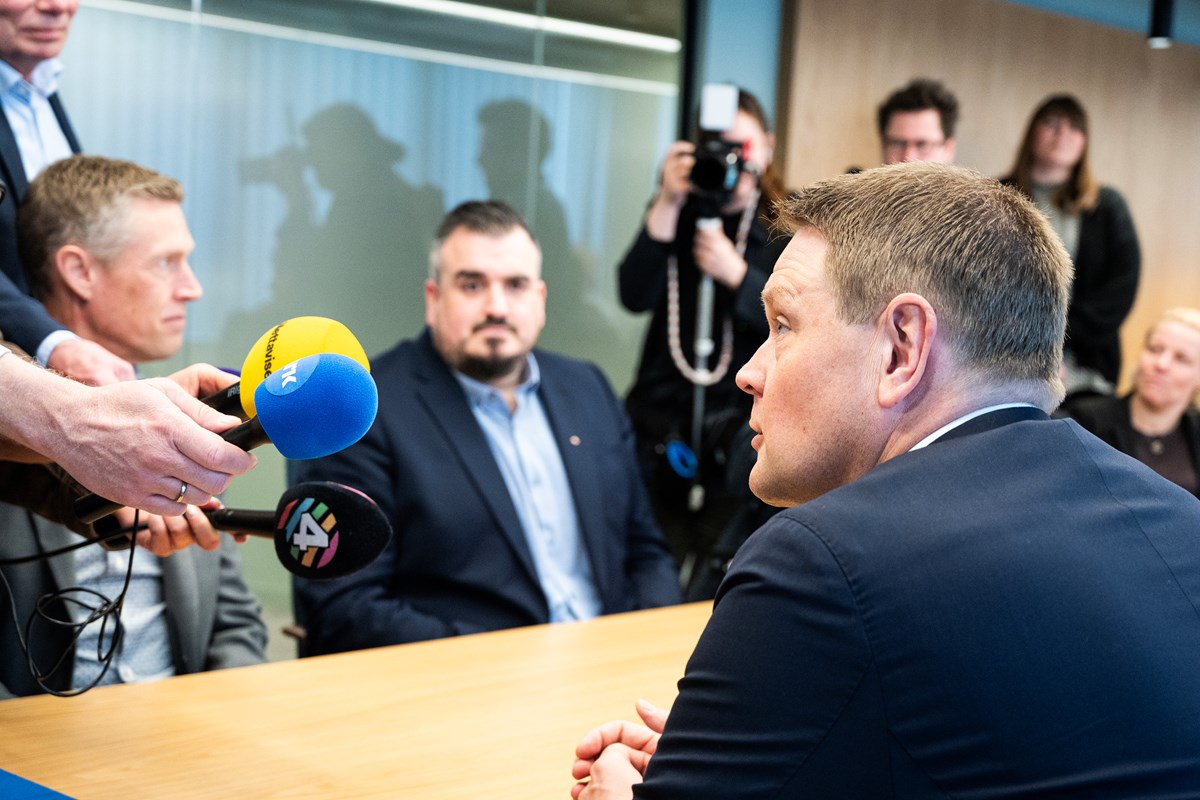 Administrerende direktør i Norsk Industri hadde ikke mye å dele om meklingen med de oppmøte journalistene, men kunne opplyse om at han har brukt mer tid på å beskjære frukttrær enn på å gå på ski i påsken. For motpart Christian Justnes i Fellesforbundet, var det motsatt.