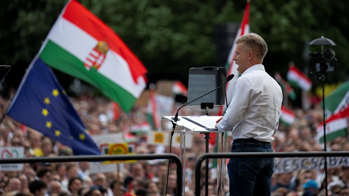 Lederen av opposisjonspartiet Tisza, Péter Magyar, holder valgmøter hver dag, mange av dem strømmes direkte i sosiale medier. Han er også en konservativ politiker, og har stort forsprang på meningsmålingene.&nbsp;
