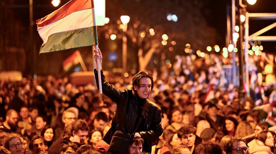 Folk tok søndag kveld tl gatene i Budapest etter at Peter Magyar har tatt en solid valgseier over den sittende statsministeren Viktor Orbán.&nbsp;