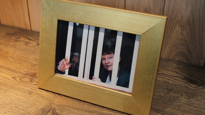 Et av bildene Støre har valgt å ta med seg inn på det nye kontoret er fra da&nbsp;Nelson Mandela viste Gro Harlem Brundtland rundt i cellen sin. Støre var Brundtlands rådgiver på turen.