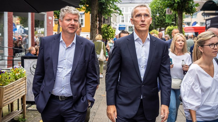 Stian Jenssen jobbet tett med Jens Stoltenberg. Her er de to fotografert i Arendal i 2023.