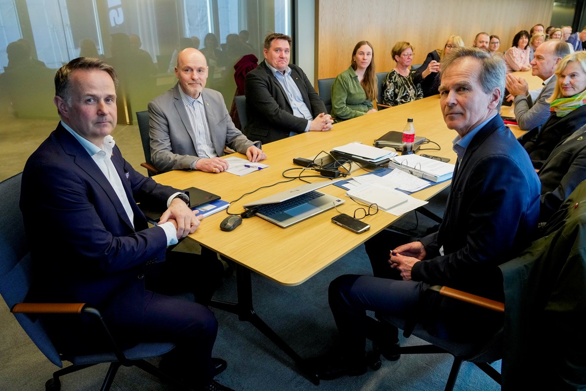 Ved åpningev av meklingen om Riksavtalen fredag 17. april. Riksmekler Mats Ruland med&nbsp;Dag-Einar Sivertsen (Fellesforbundet) på sin venstre side, og Magne Kristensen (NHO Reiseliv) til høyre.
