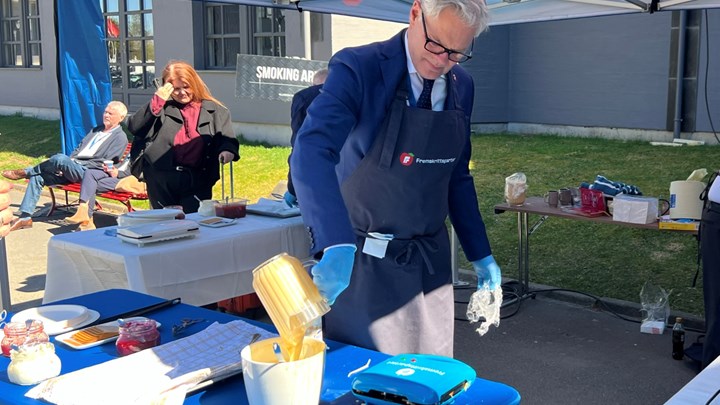 Før åpningen av landsmøtet serverte nestleder Hans Andreas Limi og parlamentarisk nestleder Bård Hoksrud vafler til deltagerne.