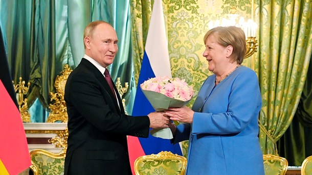 Føles ikke dette veldig lenge siden? Før i tiden var Tyskland og Russland gode handelspartnere. Dette bildet av en hengiven Vladimir Putin som flørter med Tysklands rikskansler Angela Merkel er tatt i august 2021.&nbsp;