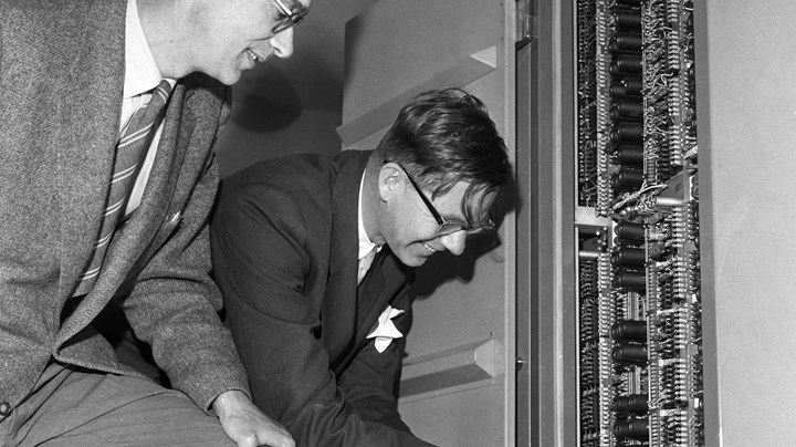 I 1958 sto Europas mest avanserte datamaskin på Kjeller. Her studerer direktør Finn Lied (tv) og dr. Jan Garwick innmaten i datamaskinen Frederic.&nbsp;